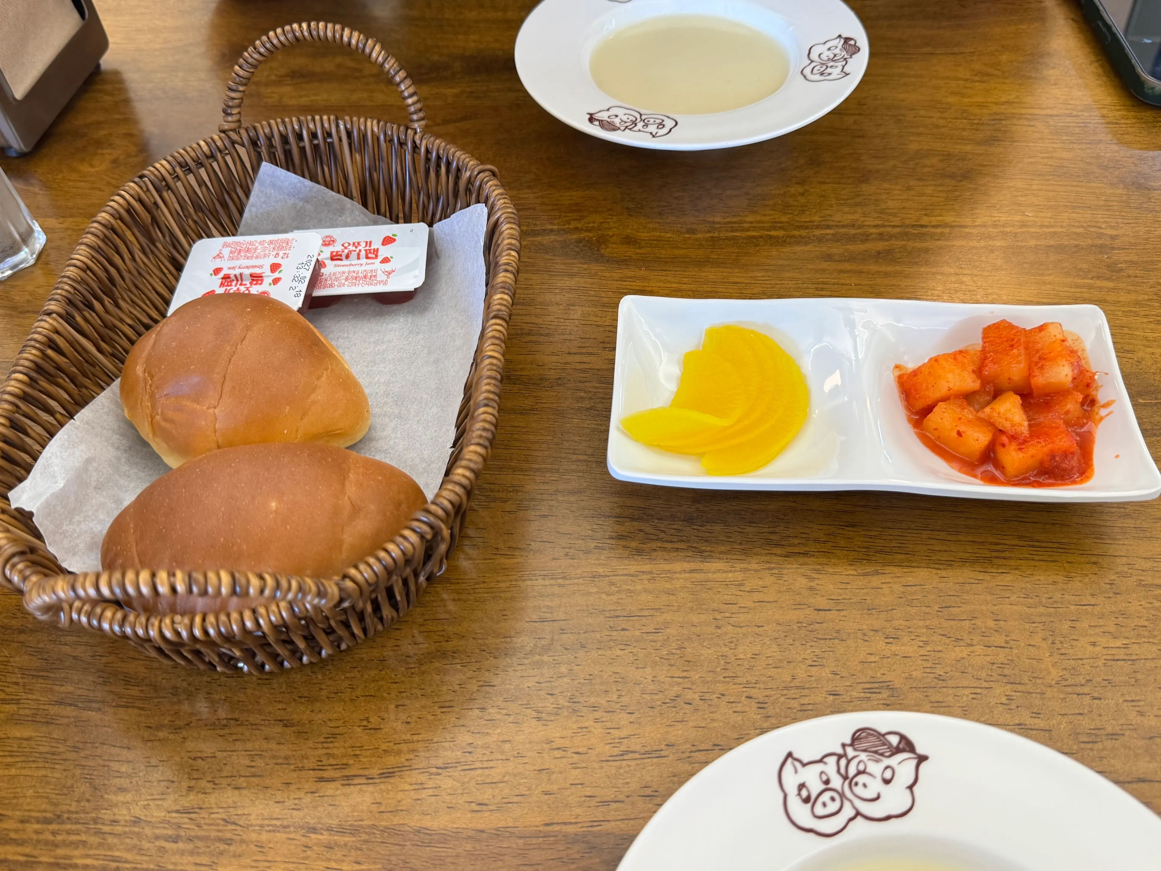 데워 나온 모닝빵 식전빵 접시