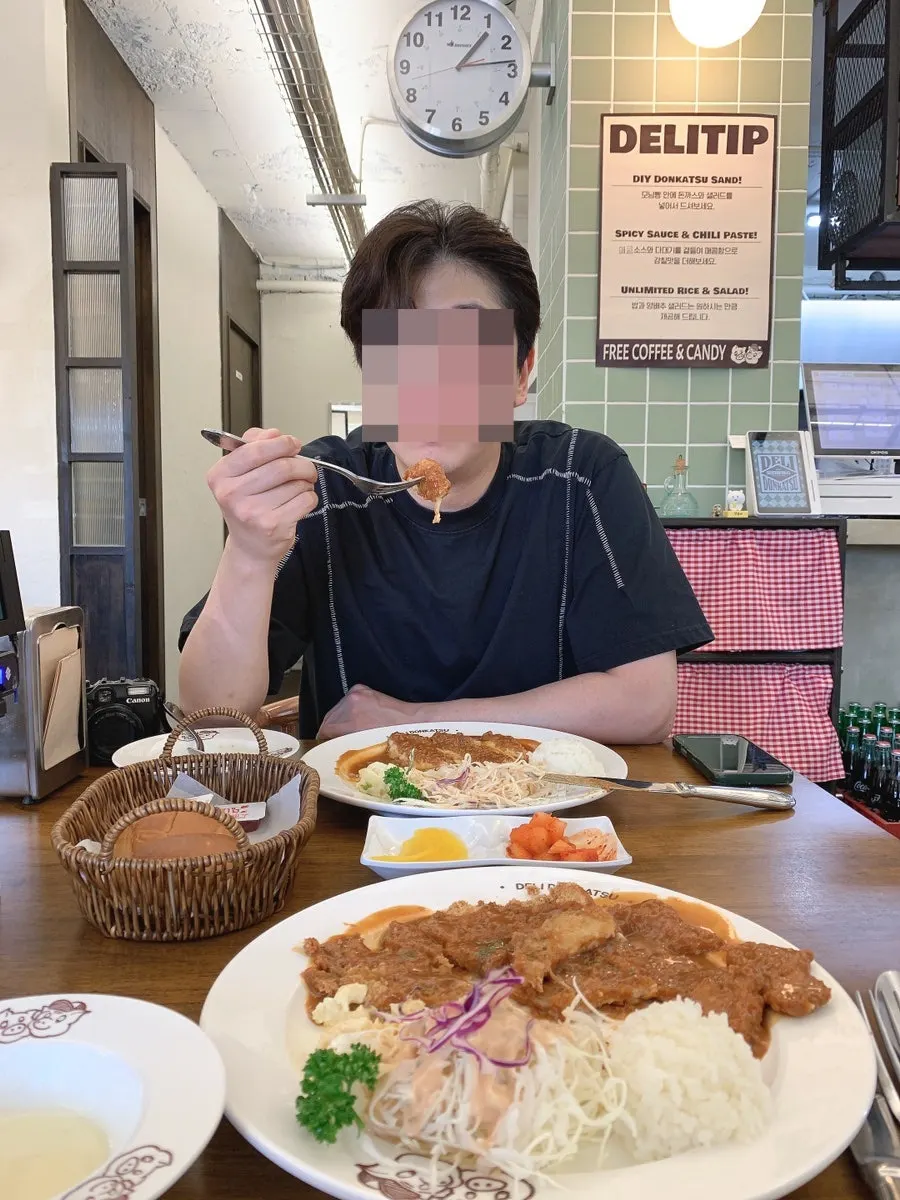 데미글라스 소스 올린 왕돈까스 한 접시