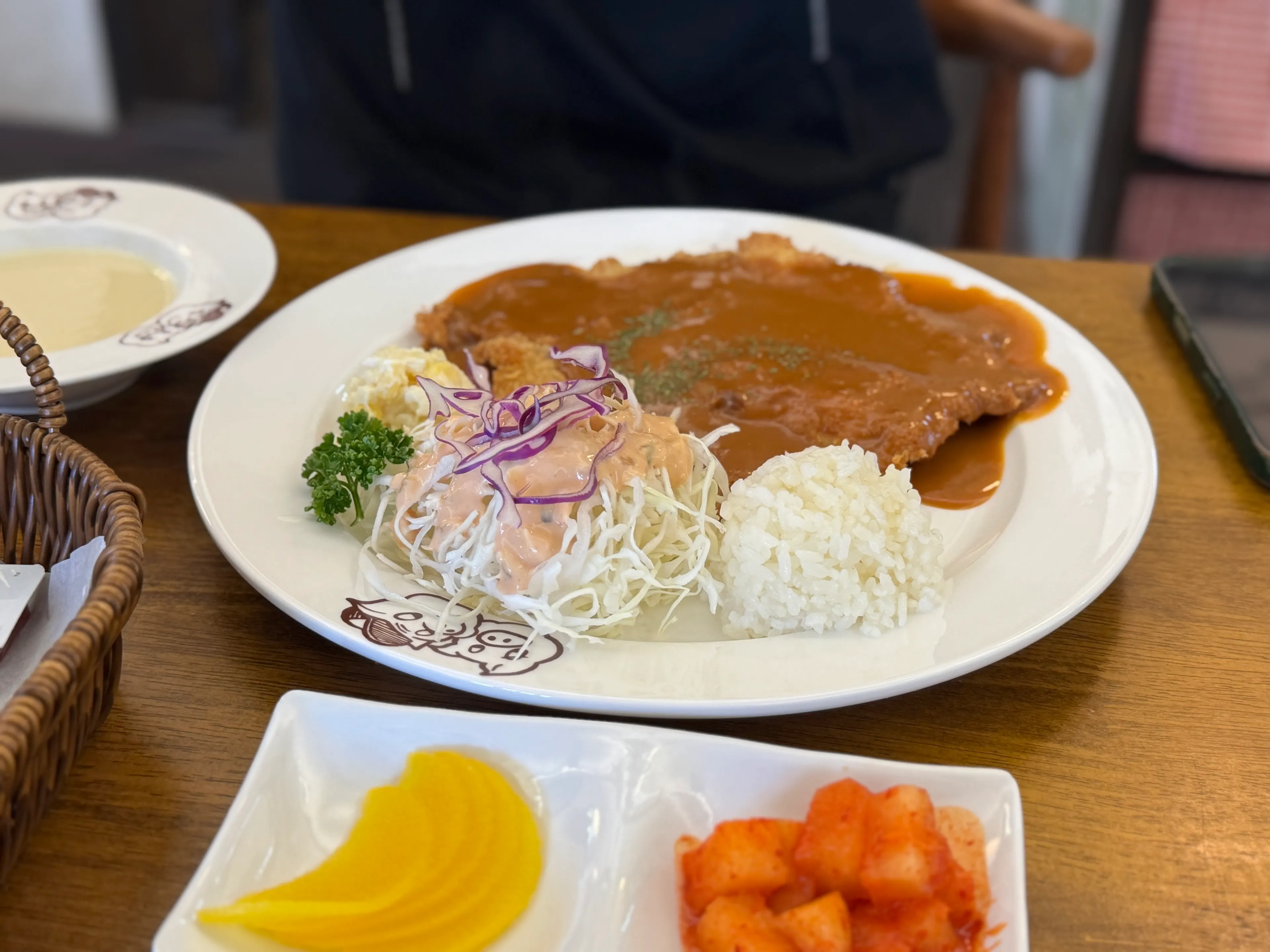 잘라 놓은 왕돈까스 클로즈업