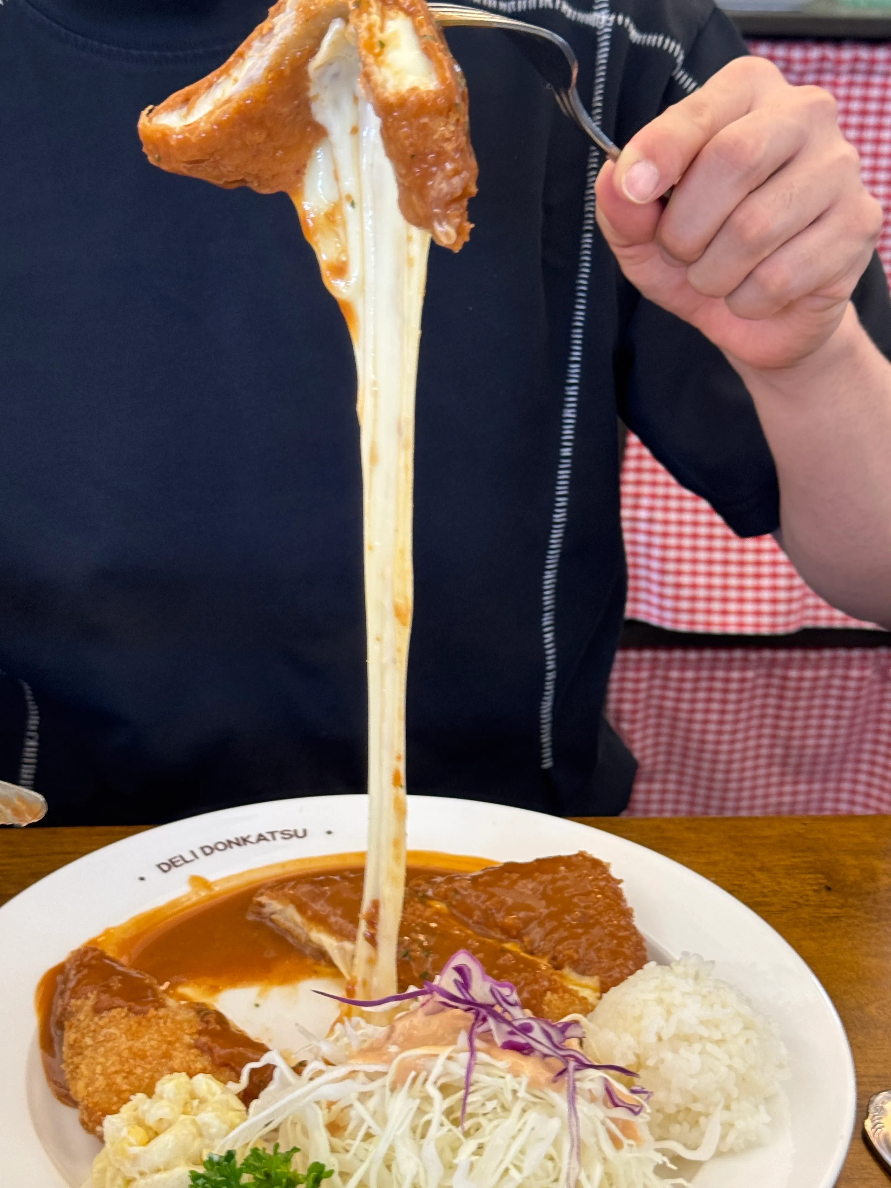 쭉 늘어나는 치즈돈까스 치즈