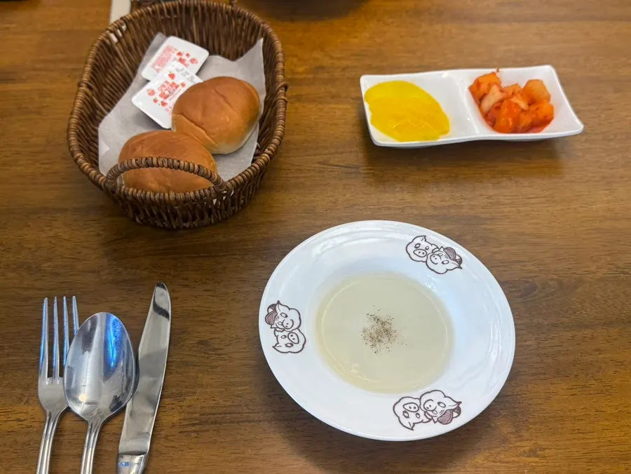 식전 구운 모닝빵과 크림스프