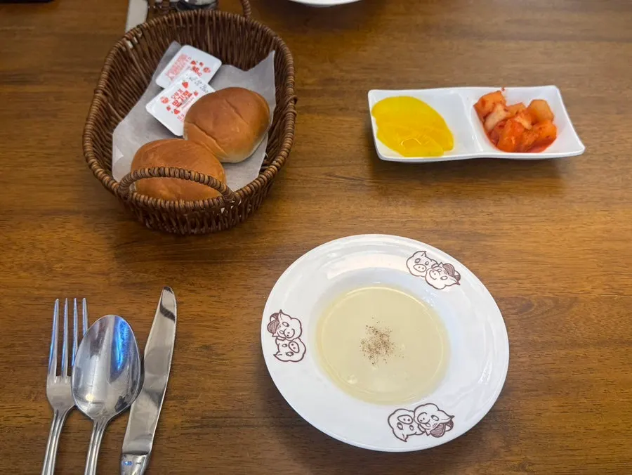 크림스프와 후추가 놓인 테이블