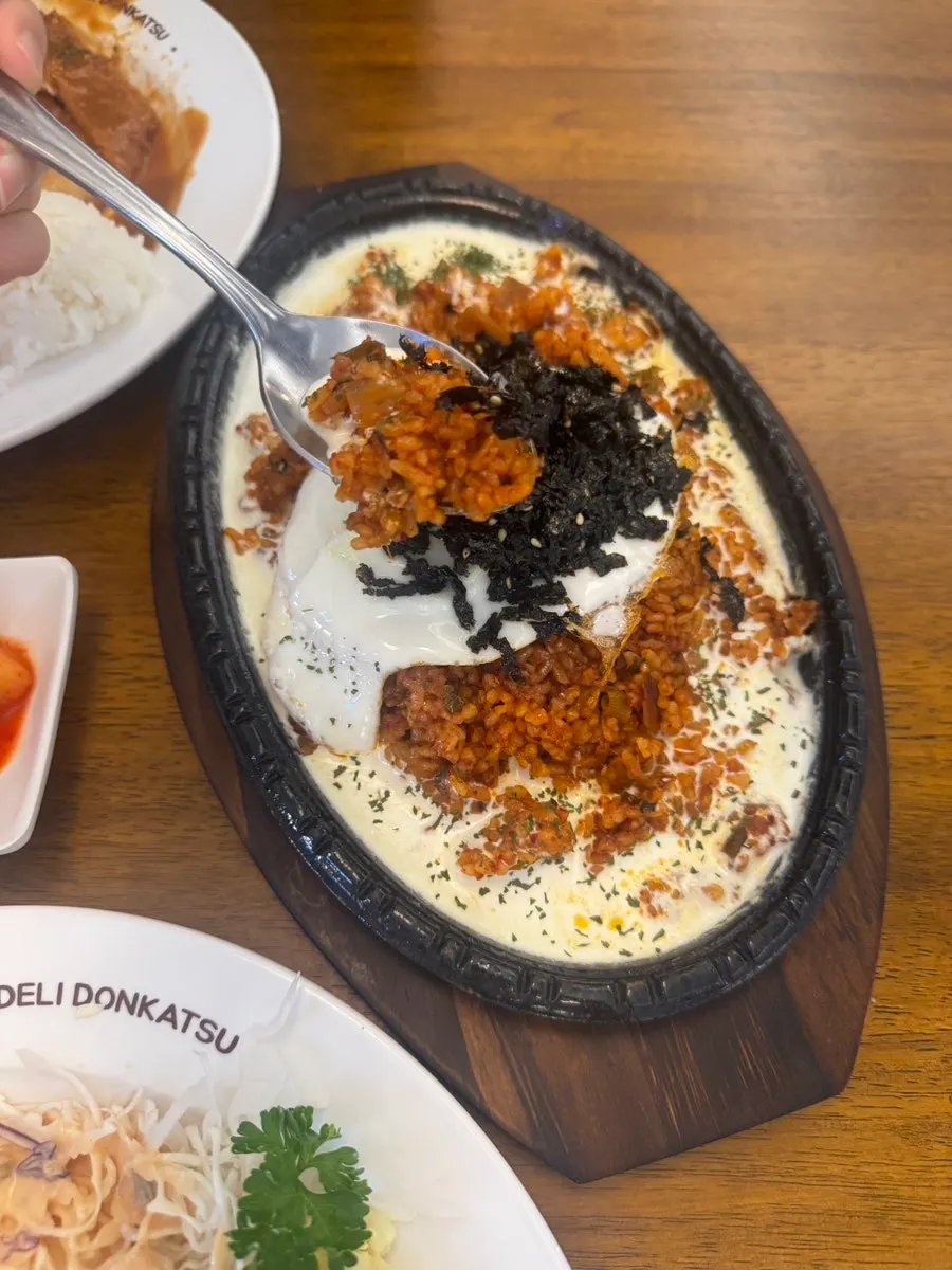 생크림이 덮인 김치볶음밥 가까이
