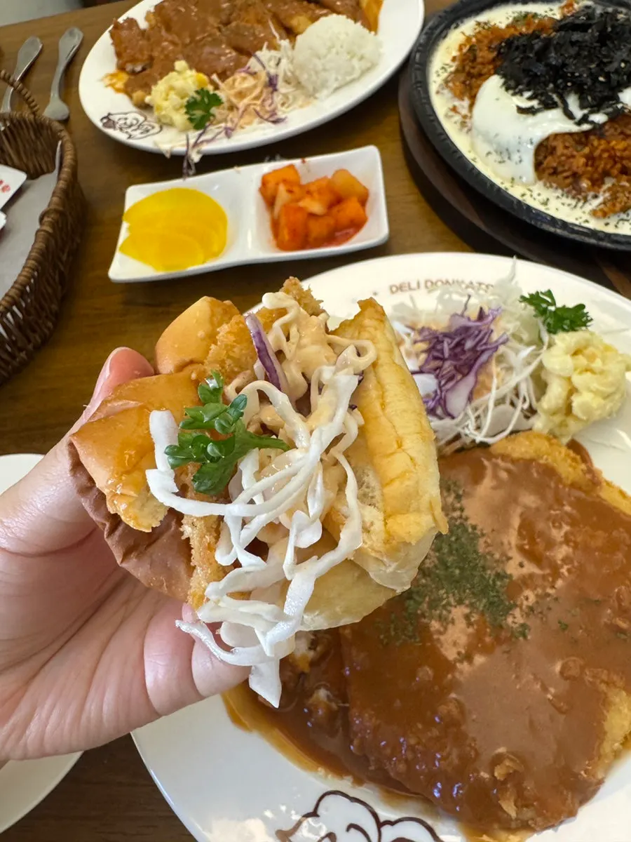 모닝빵에 돈까스와 샐러드를 넣은 모습
