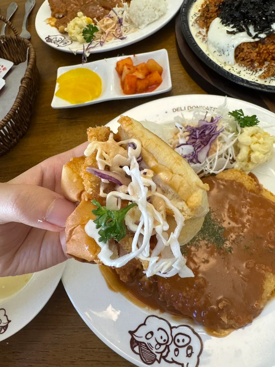 수제햄버거처럼 완성한 모닝빵 샌드