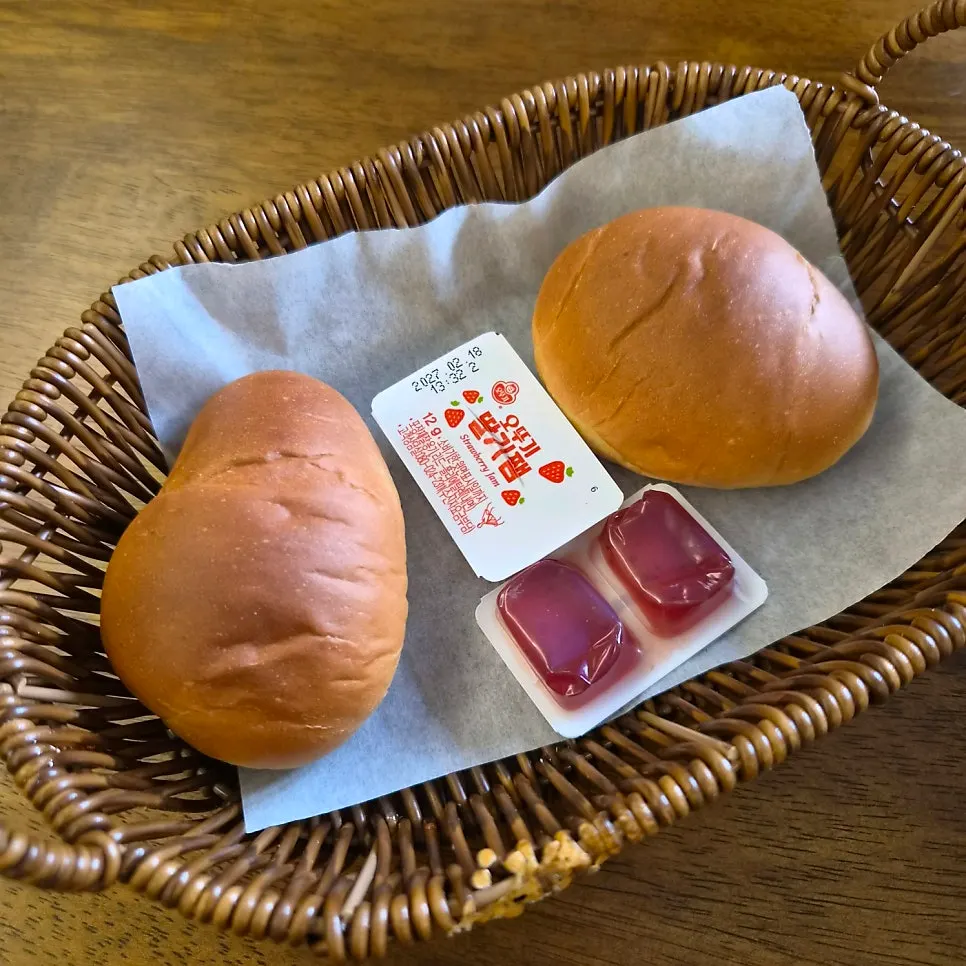 Pre-meal bread and soup spread at Deli Donkatsu
