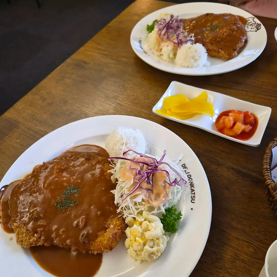Plate with a large old-style pork cutlet