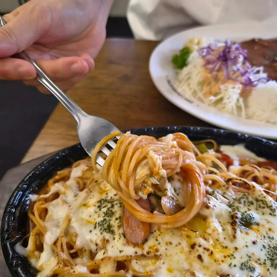 Spaghetti combining cheese and tomato sauce