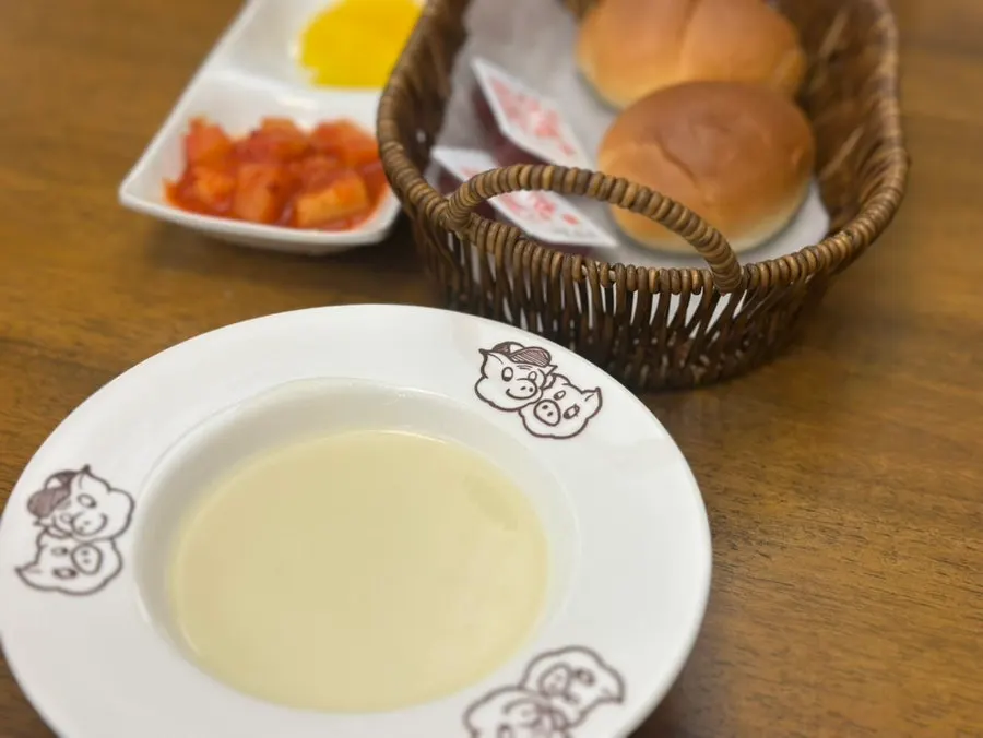 식전 모닝빵과 딸기잼