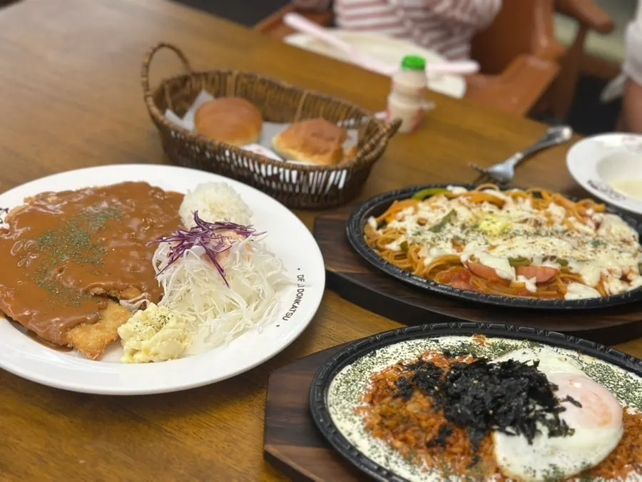 크림스프와 함께 차려진 경양식 상차림
