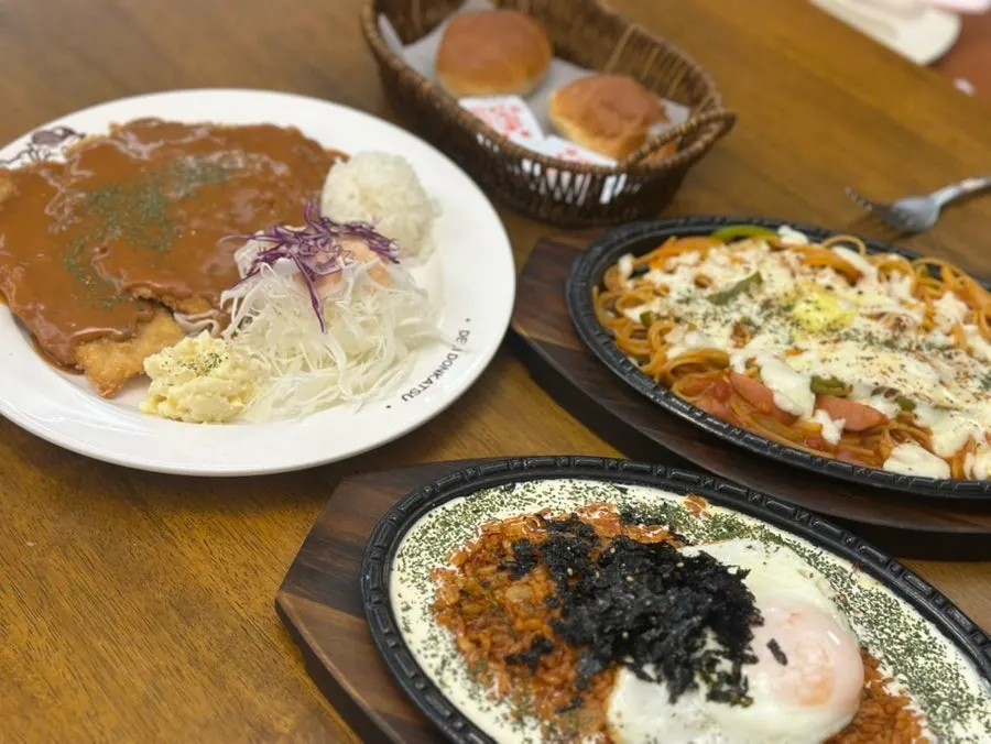 돈까스와 파스타를 함께 담은 접시