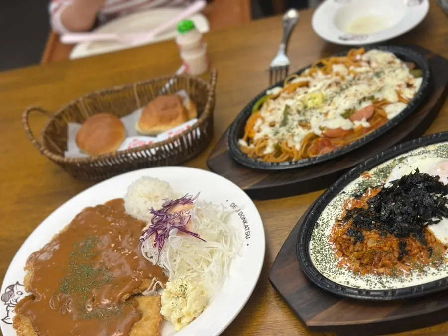 세 메뉴를 나눠 먹는 모습