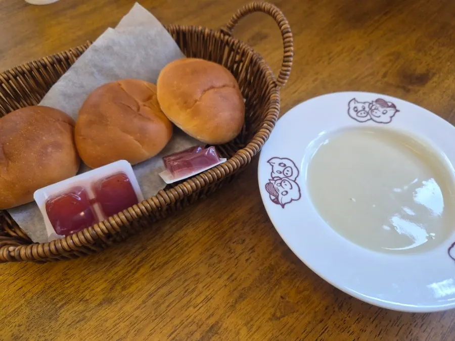 크림스프와 모닝빵, 잼 기본 구성