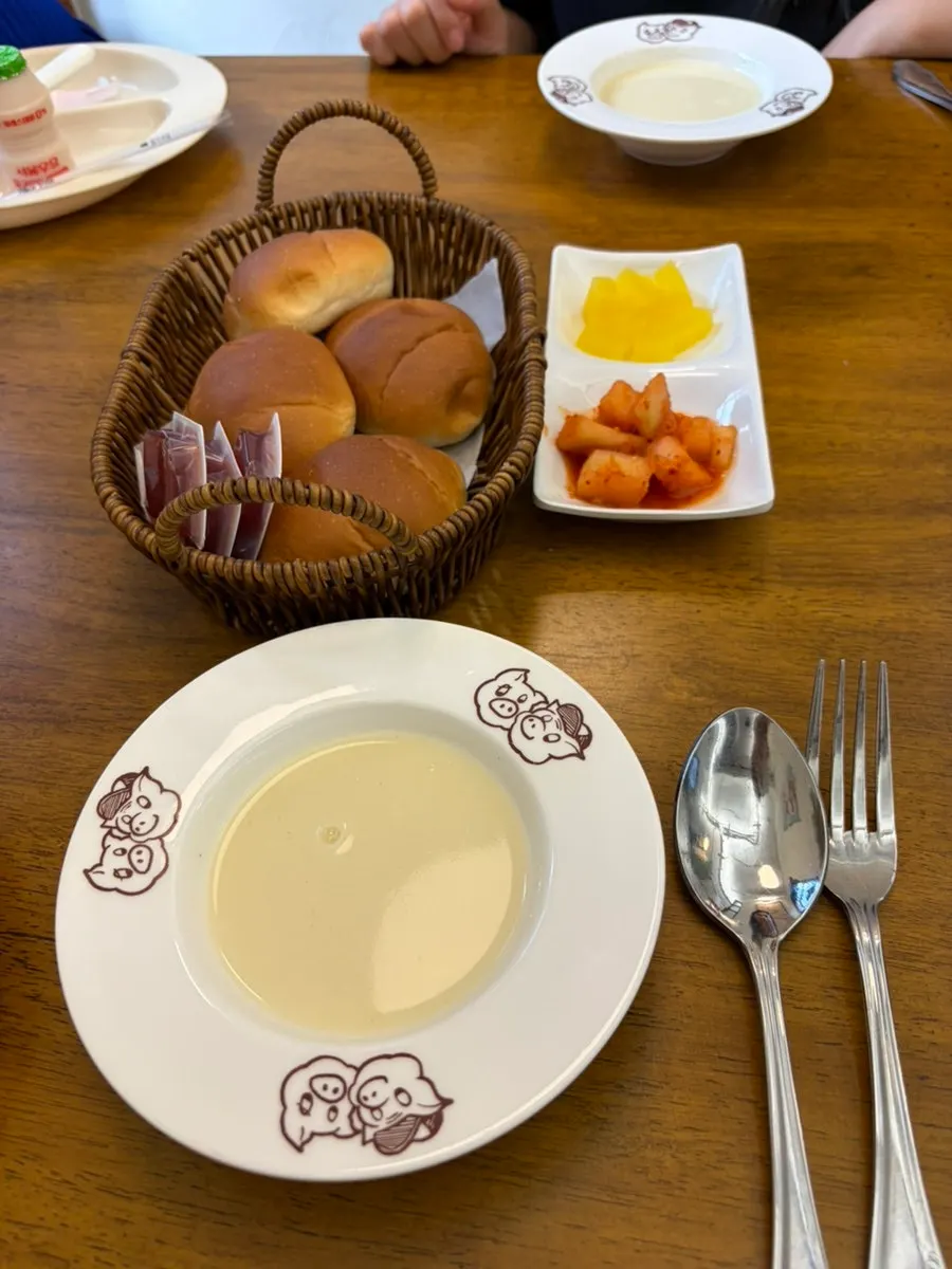 Morning bread, strawberry jam, and soup set after ordering
