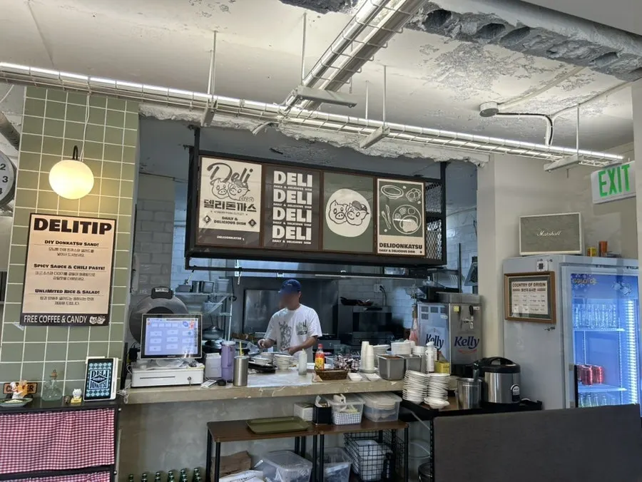오픈 주방이 보이는 매장 내부