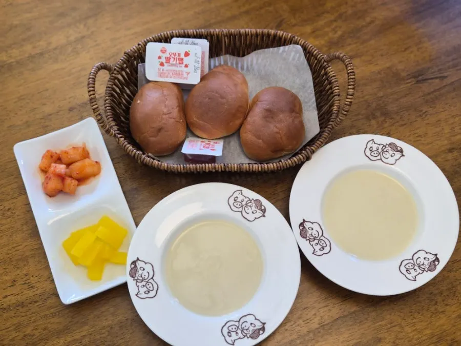 Basic side dishes of diced radish kimchi, pickled radish, and old-style soup