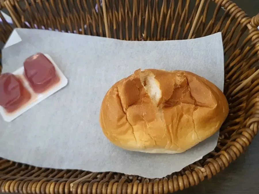 입구에 마련된 커피와 정수기, 일회용 앞치마