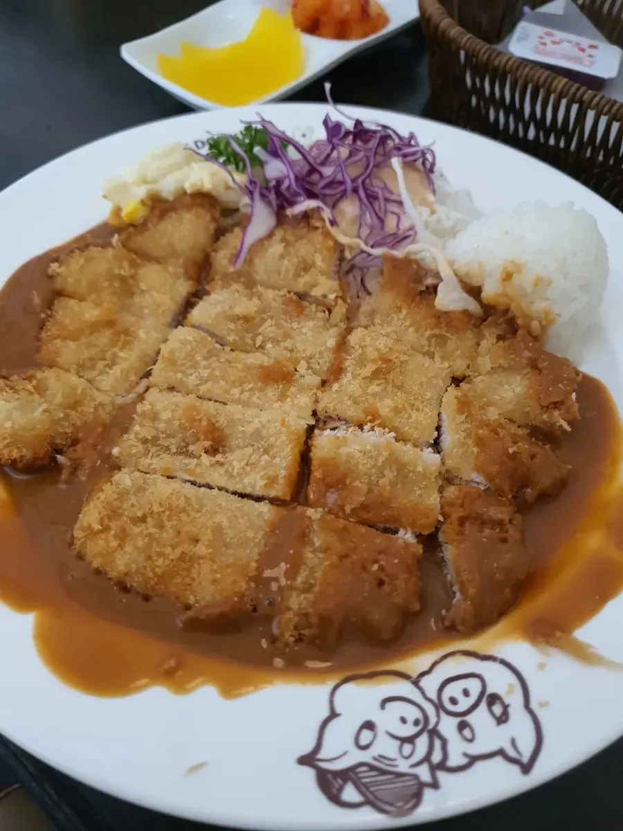 소스가 끼얹어진 경양식 돈까스 한 접시