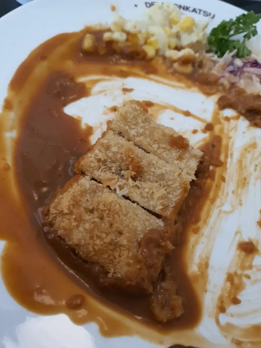 밥과 샐러드까지 차려진 경양식 한 상