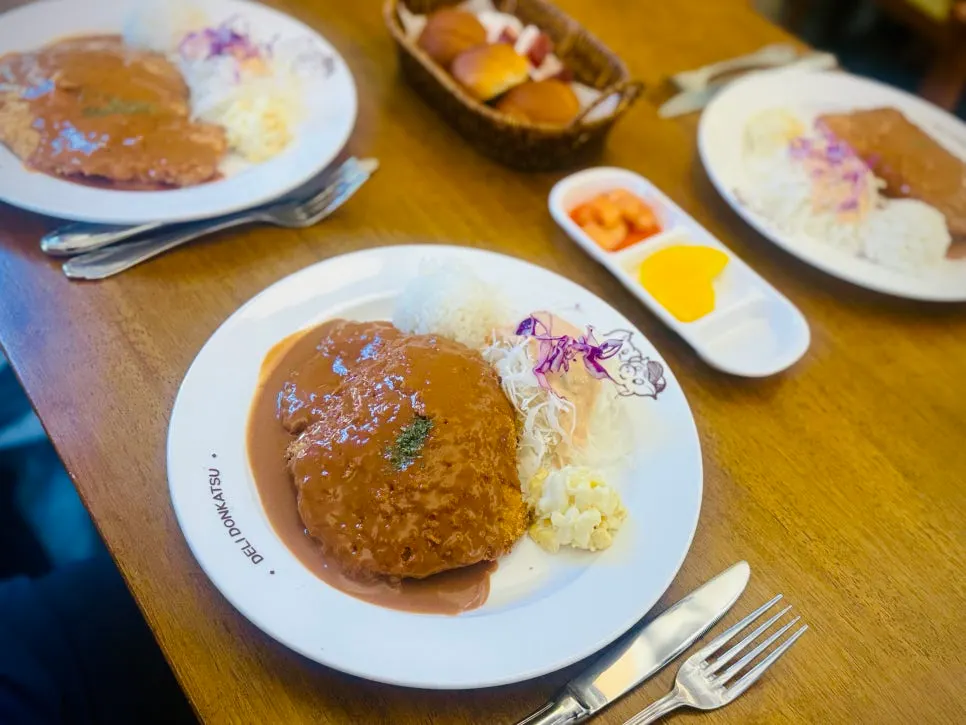 Full gyeongyangsik pork cutlet spread at Deli Donkatsu in Songjeong