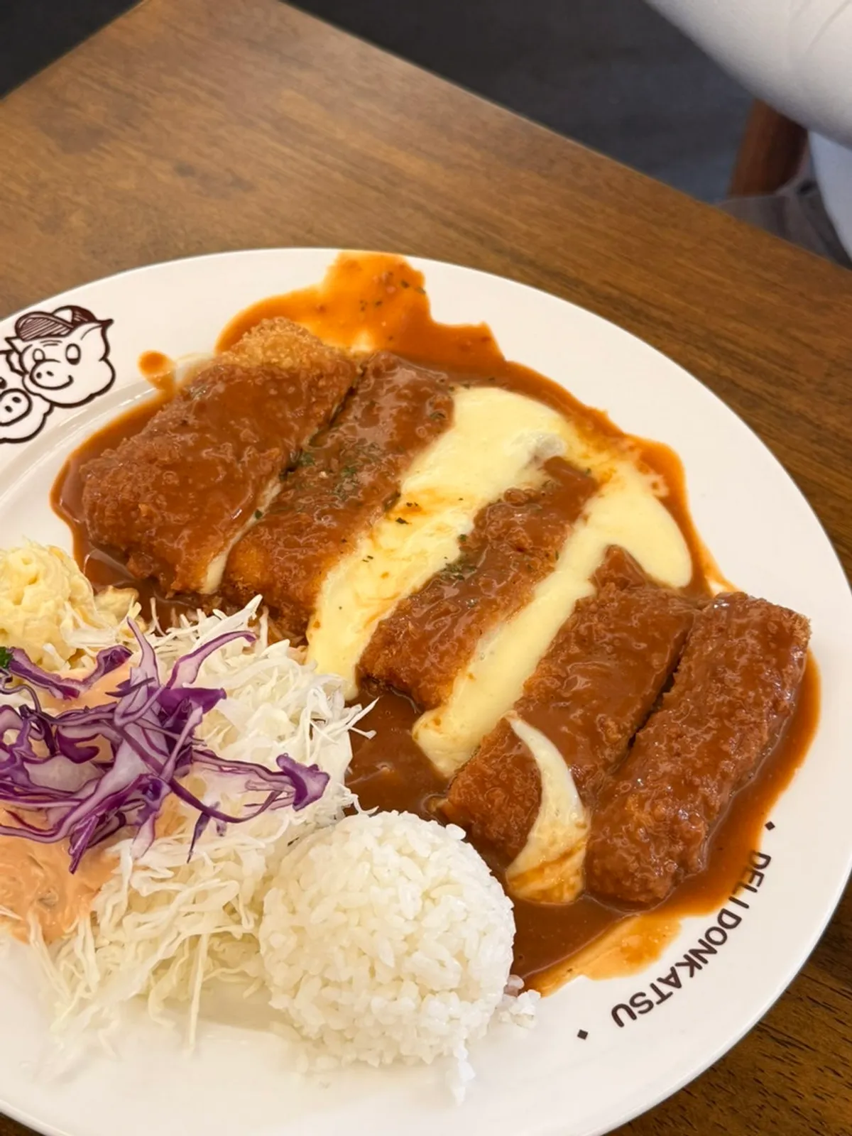 치즈가 푸짐하게 들어간 치즈돈까스