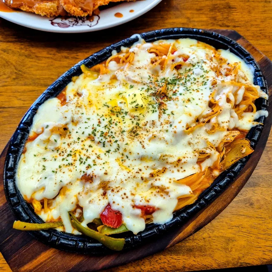 돈까스소스가 뿌려진 큼지막한 돈까스