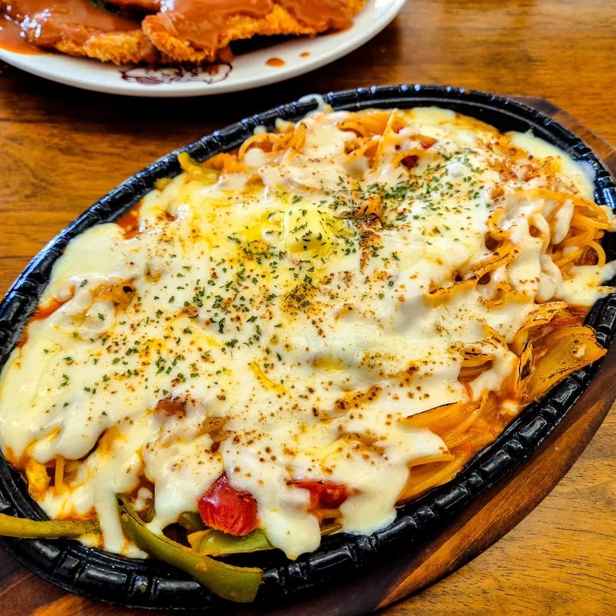 땡초다데기를 곁들인 돈까스 한 조각
