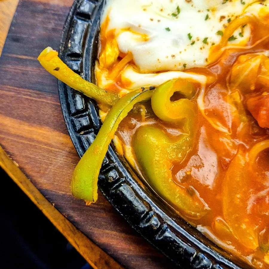 치즈와 파슬리를 올린 철판치즈나폴리탄스파게티