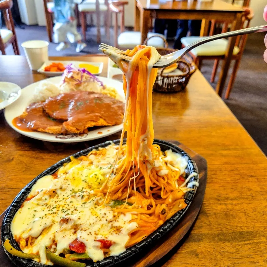철판 위에서 따뜻하게 나온 나폴리탄 스파게티