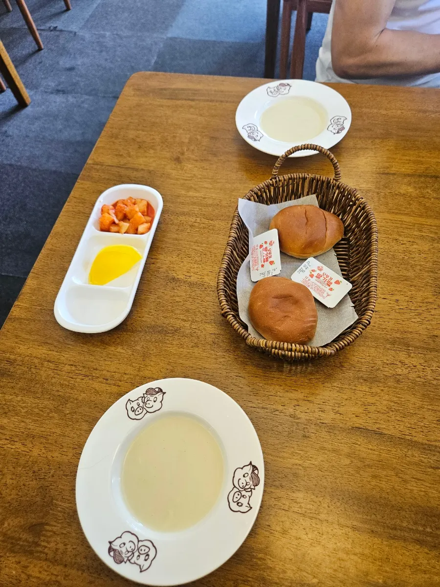 Cream soup and morning bread served first