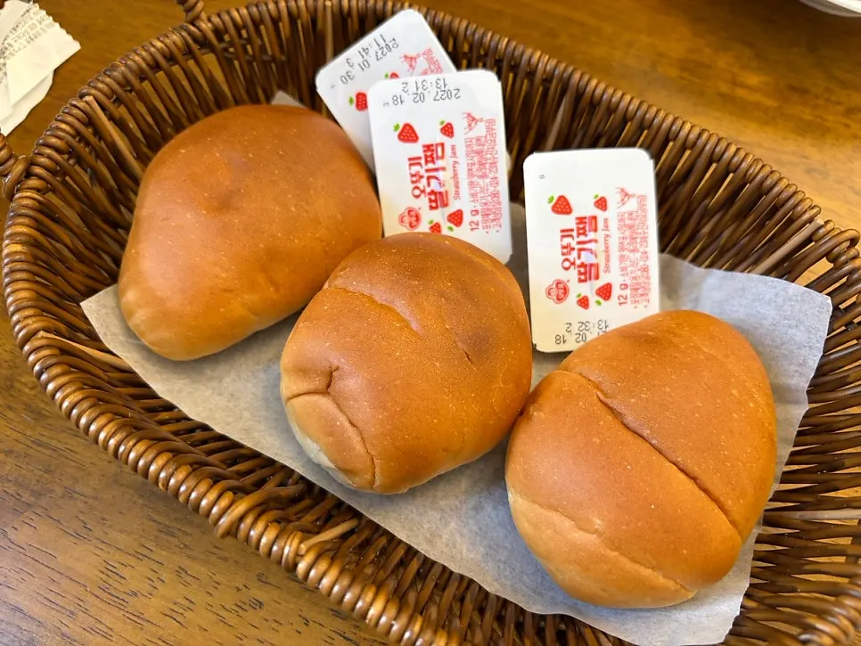 Soup and morning rolls served first