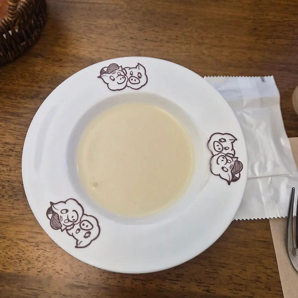 모닝빵과 딸기잼 접시