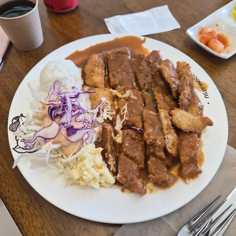 커팅된 경양식 돈까스 곱빼기