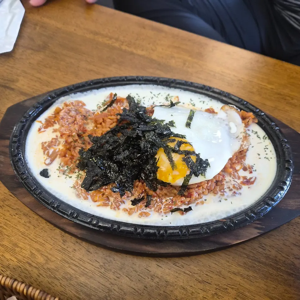 철판생크림김치볶음밥과 계란후라이
