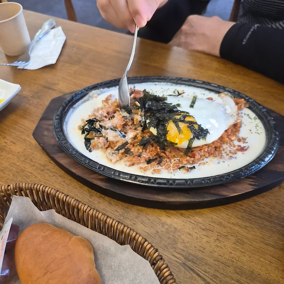 철판에 담긴 생크림 김치볶음밥