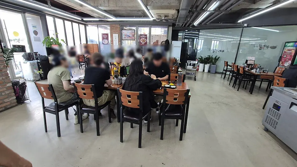 여행객 캐리어가 놓인 송정돌짬뽕 입구