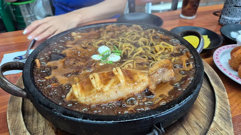 테이블에 차려진 세트 메뉴