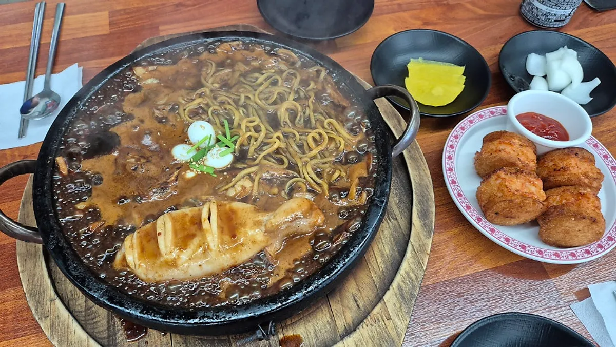 돌판 위 통오징어 돌짜장
