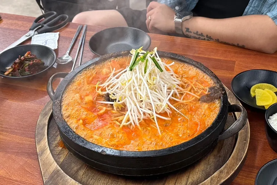 Medium-size stone-plate jjamppong served on a hot stone plate