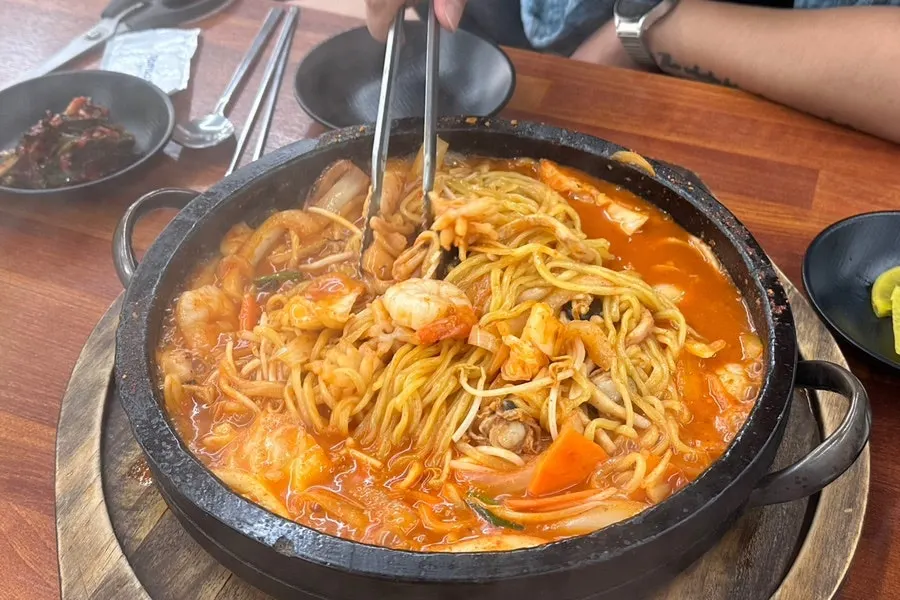 Jjamppong with bean sprouts and noodles mixed together