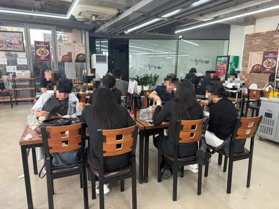 Spacious, comfortable interior of Songjeong Dol Jjamppong