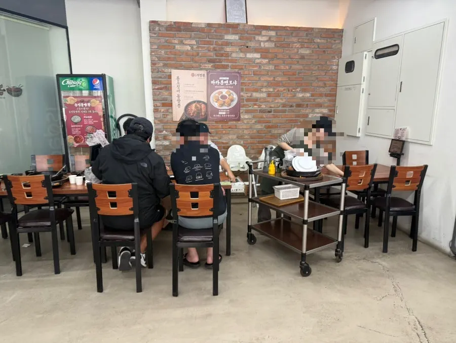 Dining hall table seating at Songjeong Dol Jjamppong