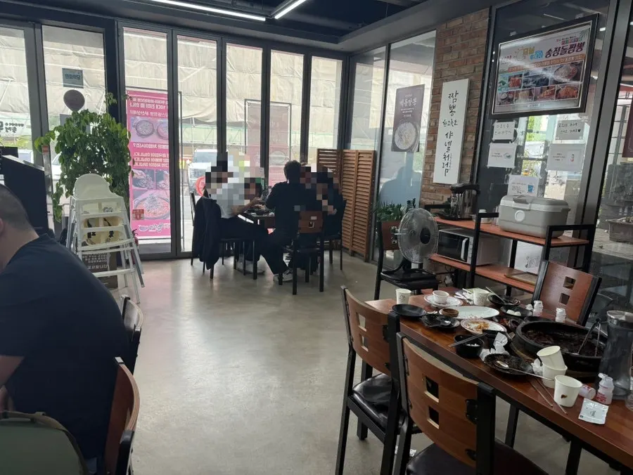 Seating arrangement inside Songjeong Dol Jjamppong