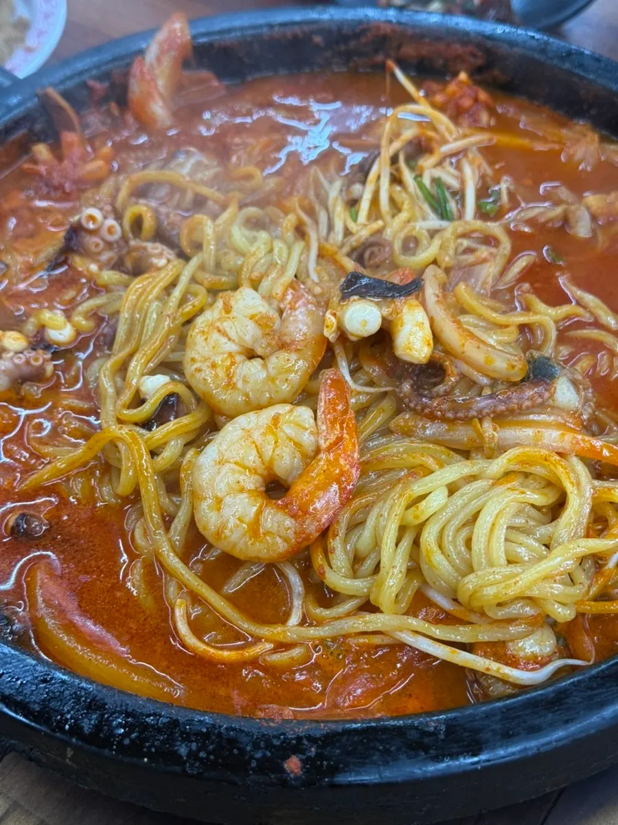 Seasoning-soaked noodles and seafood in the dol jjamppong