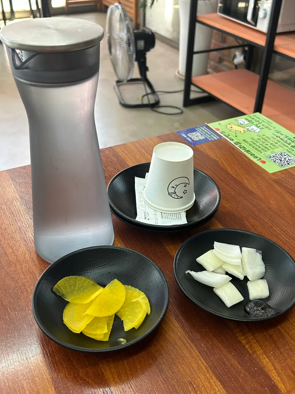 Basic side dish setting at Songjeong Dol Jjamppong