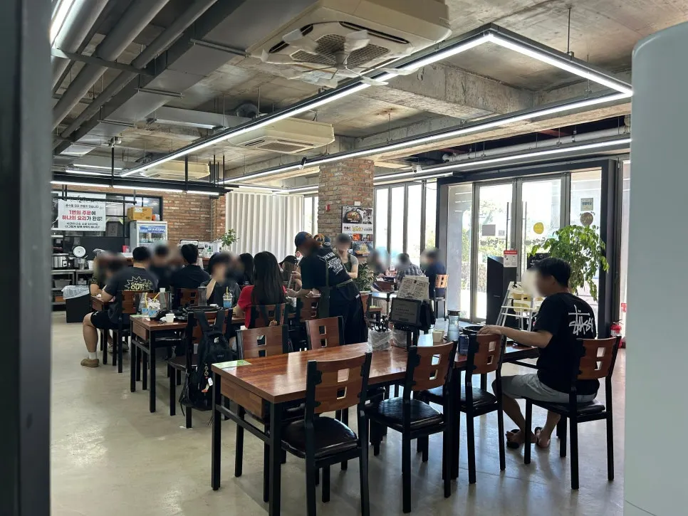 Interior of the restaurant as the wait began around 11:30