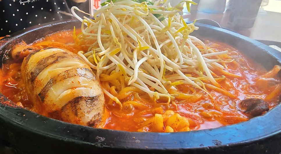 김이 오르는 통오징어 돌짬뽕 돌판
