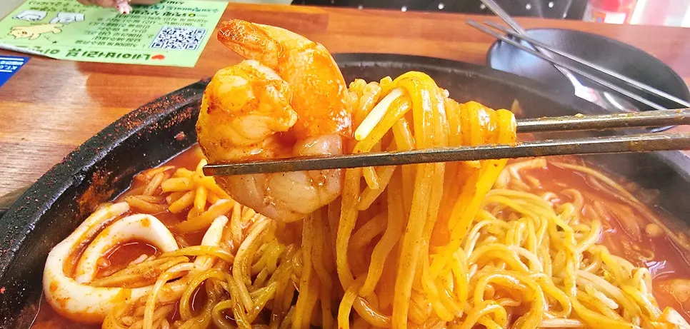 건더기를 건져낸 돌판 바닥의 누룽지
