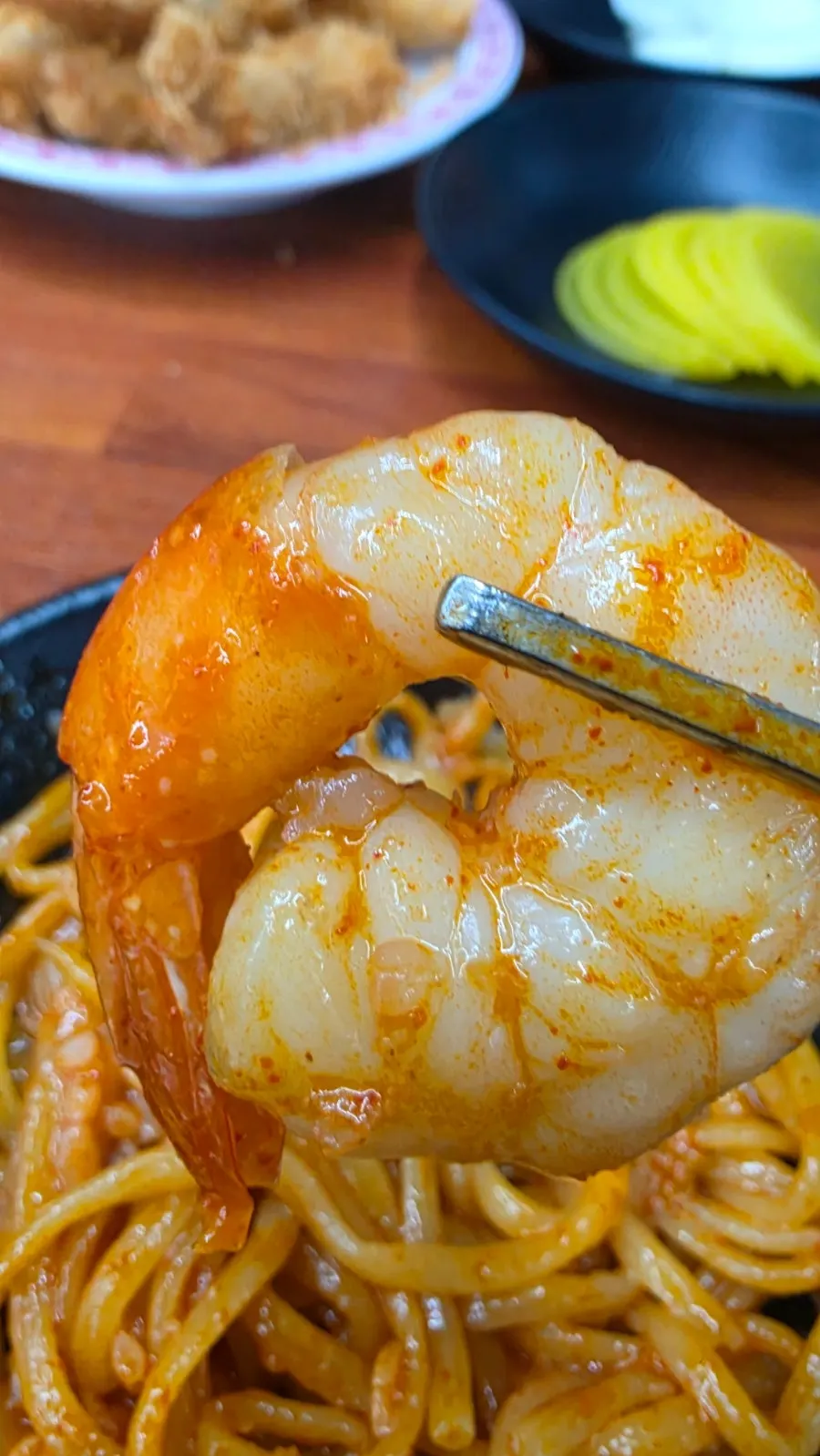 젓가락으로 집은 돌판짬뽕 면