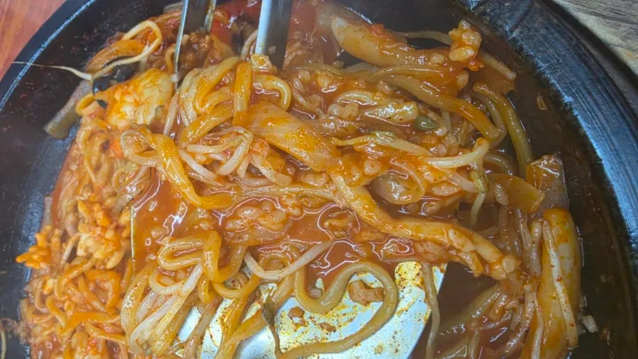 돌판 바닥에 눌어붙은 누룽지